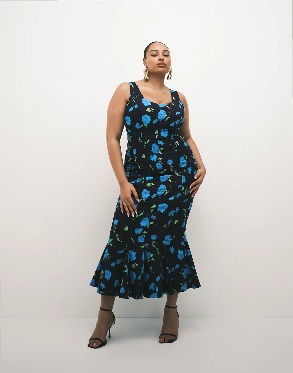 ASOS DESIGN Curve – Midi-Sommerkleid in Schwarz mit U-Ausschnitt, Godet, Schwalbenschwanz und Blumenmuster