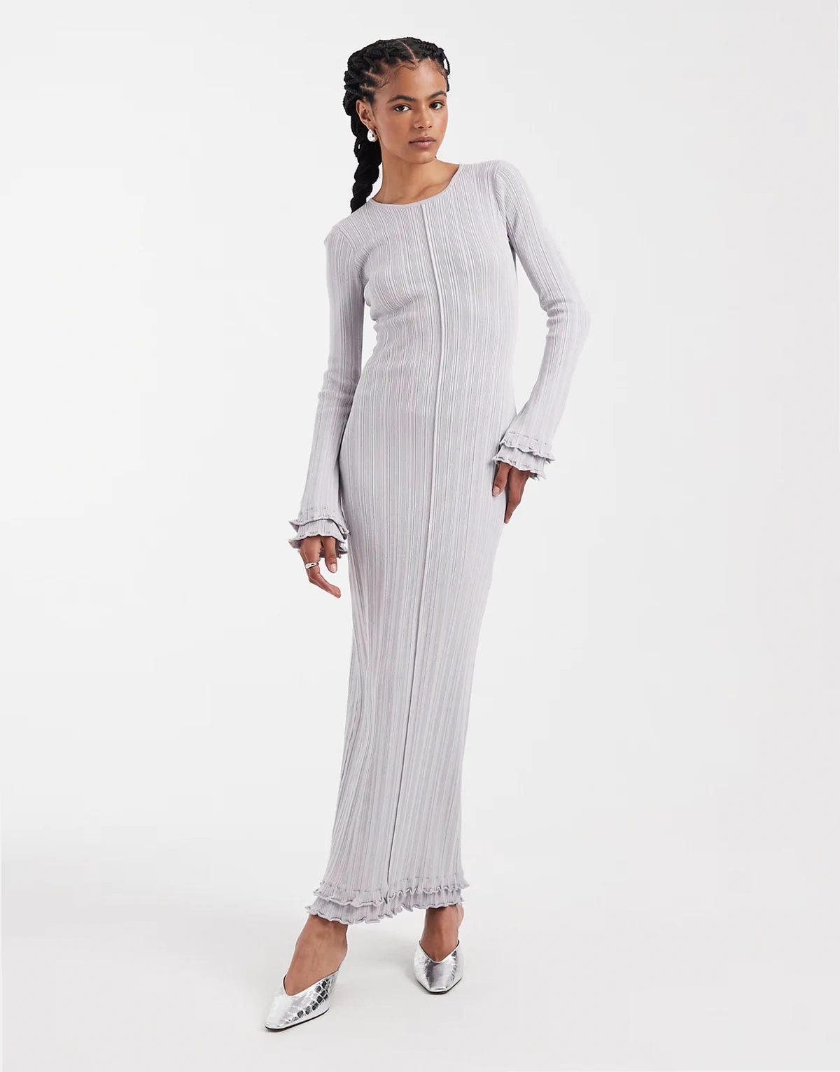 – Szara sukienka maxi z długimi rękawami z prążkowanej dzianiny z karbowanym wykończeniem i ozdobnym szwem z przodu