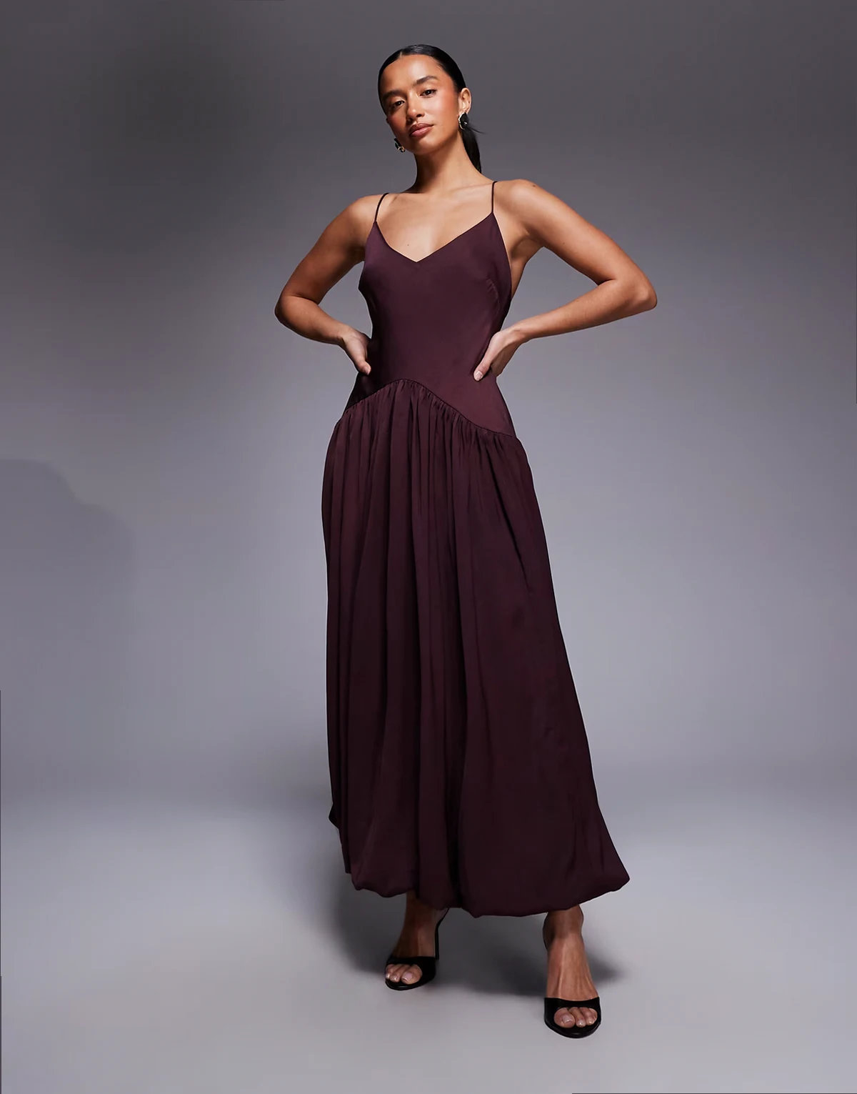 ASOS DESIGN Petite – Śliwkowa sukienka midaxi ze skosu ze spódnicą bombką