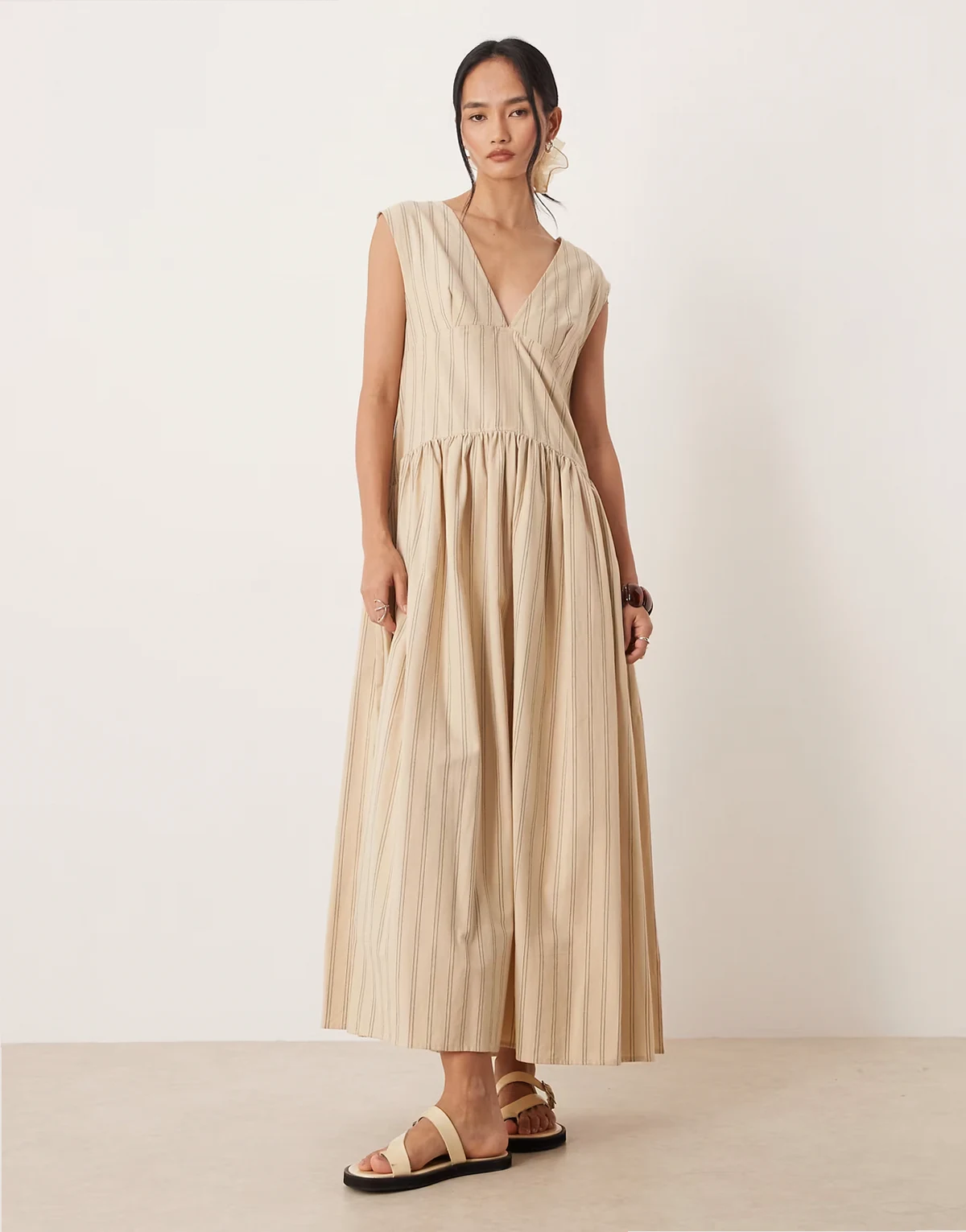 – Sukienka maxi oversize w paski z głębokim dekoltem w szpic