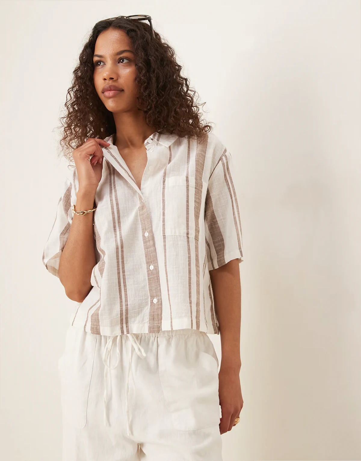 – Kastiges Hemd in beige gestreift