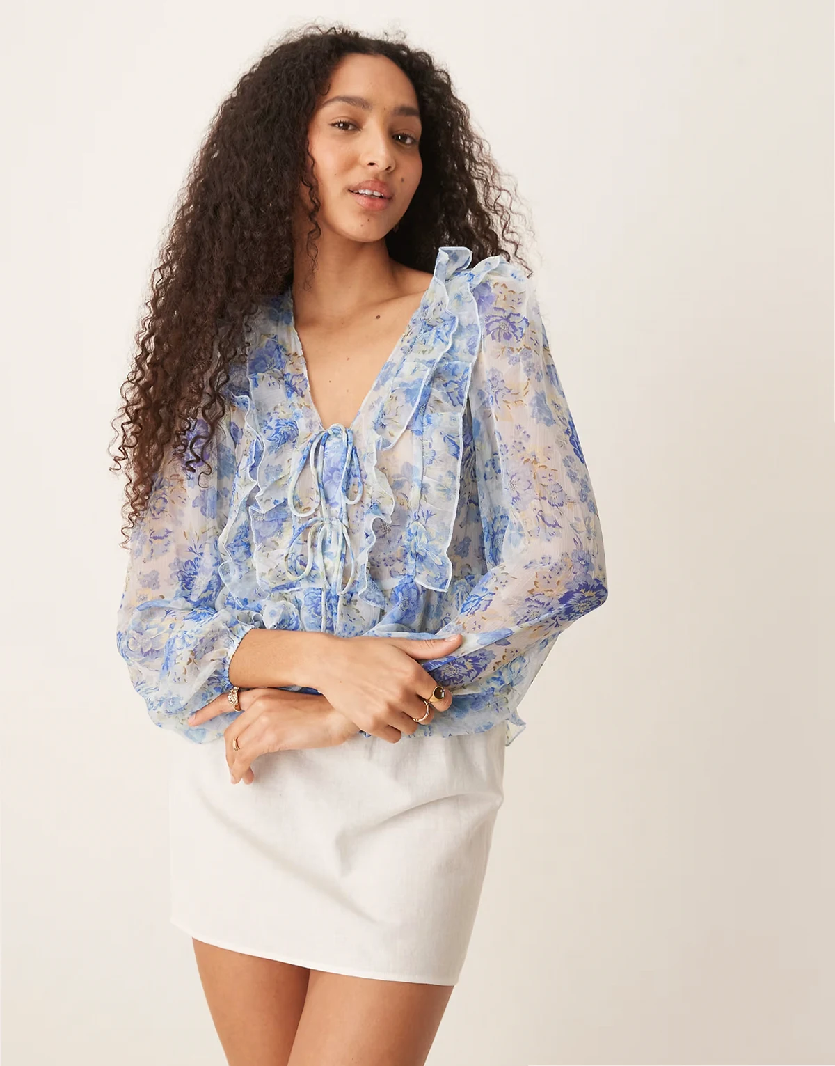 – Langärmlige Bluse in Pastellblau mit Rüschendetails, Bindeband und Blumenmuster