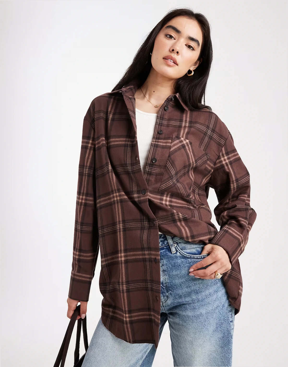 – Brązowa flanelowa koszula oversize w kratę