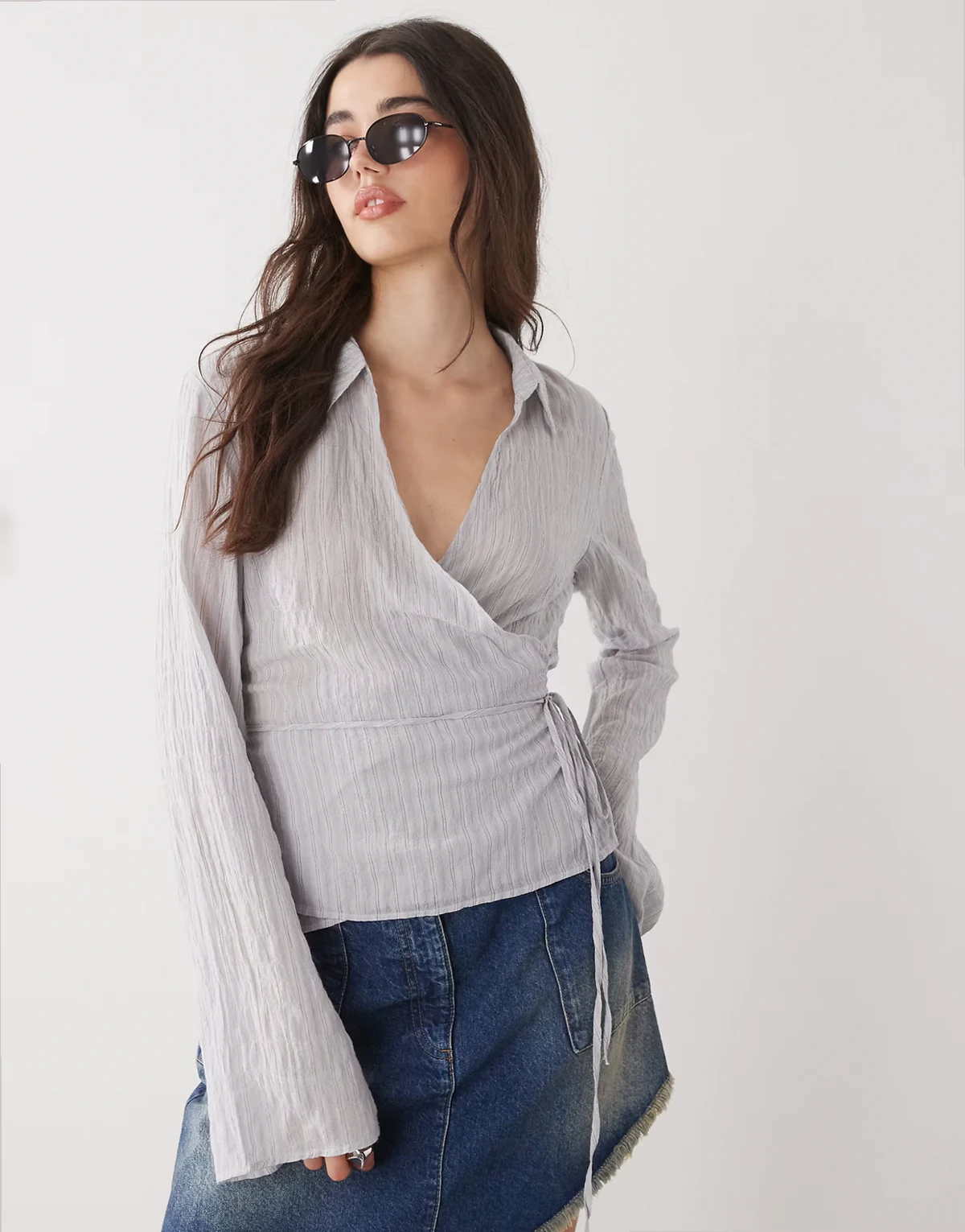 – Strukturiertes Wickelhemd in Grau mit Streifen