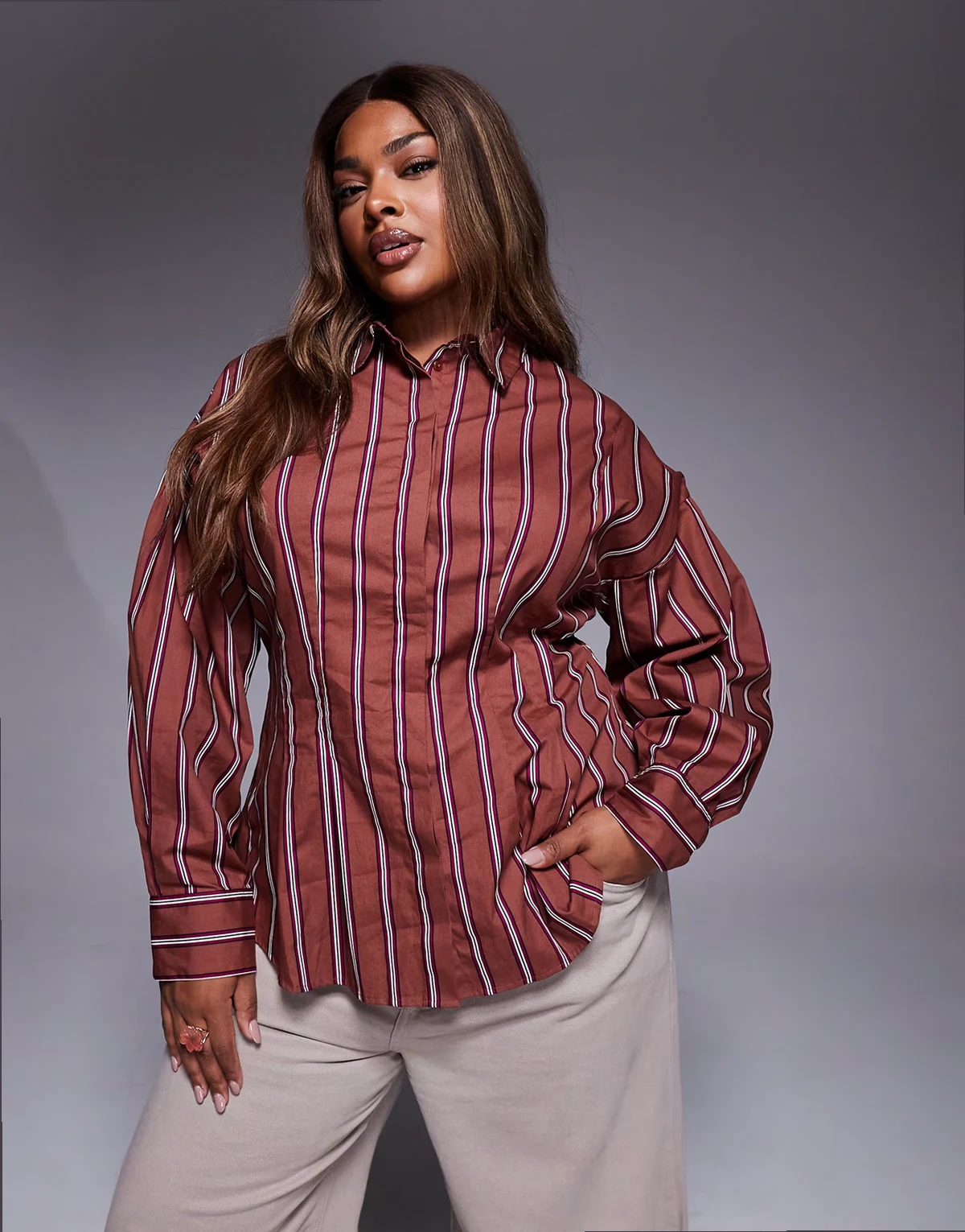 ASOS DESIGN Curve – Taillierte Hemdbluse in Braun gestreift