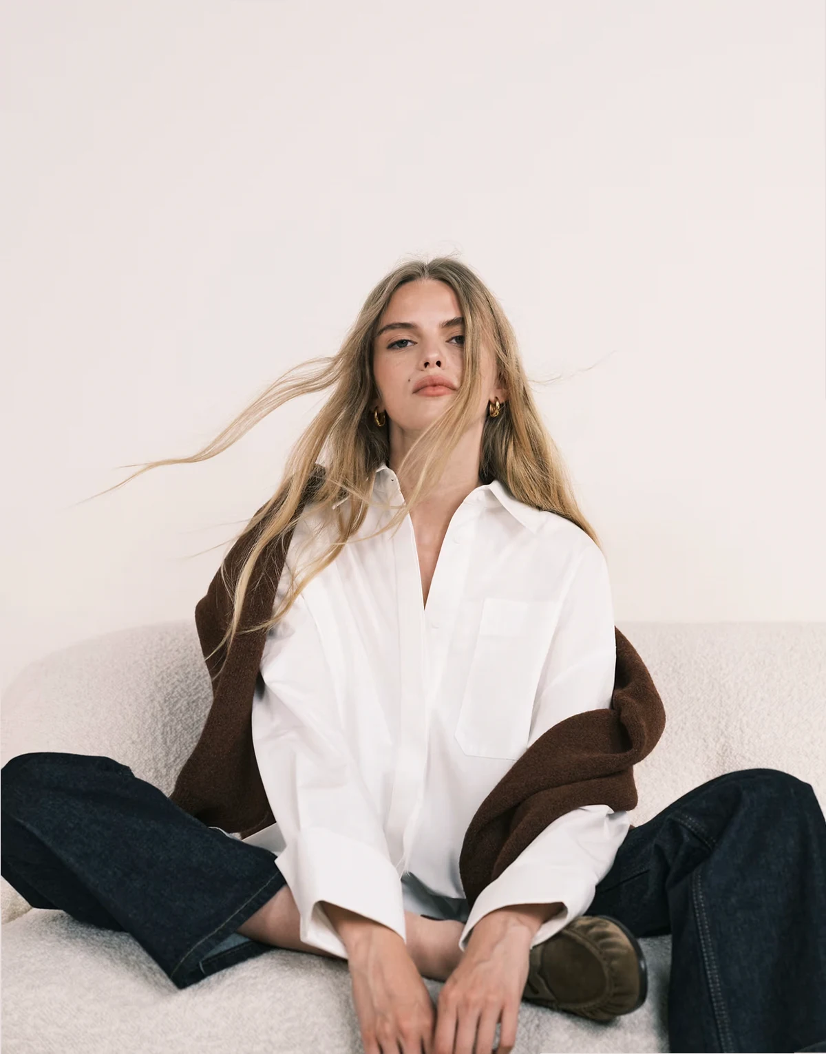 – Biała koszula oversize