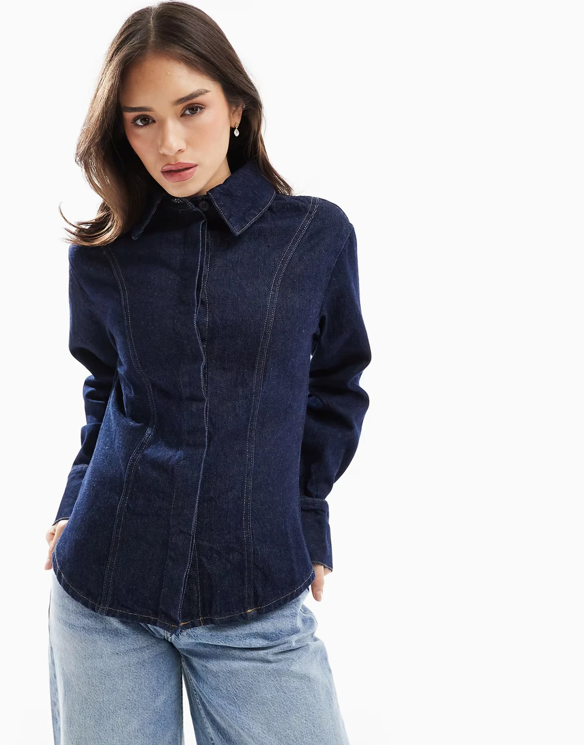 – Tailliertes Jeanshemd in Rinse-Waschung