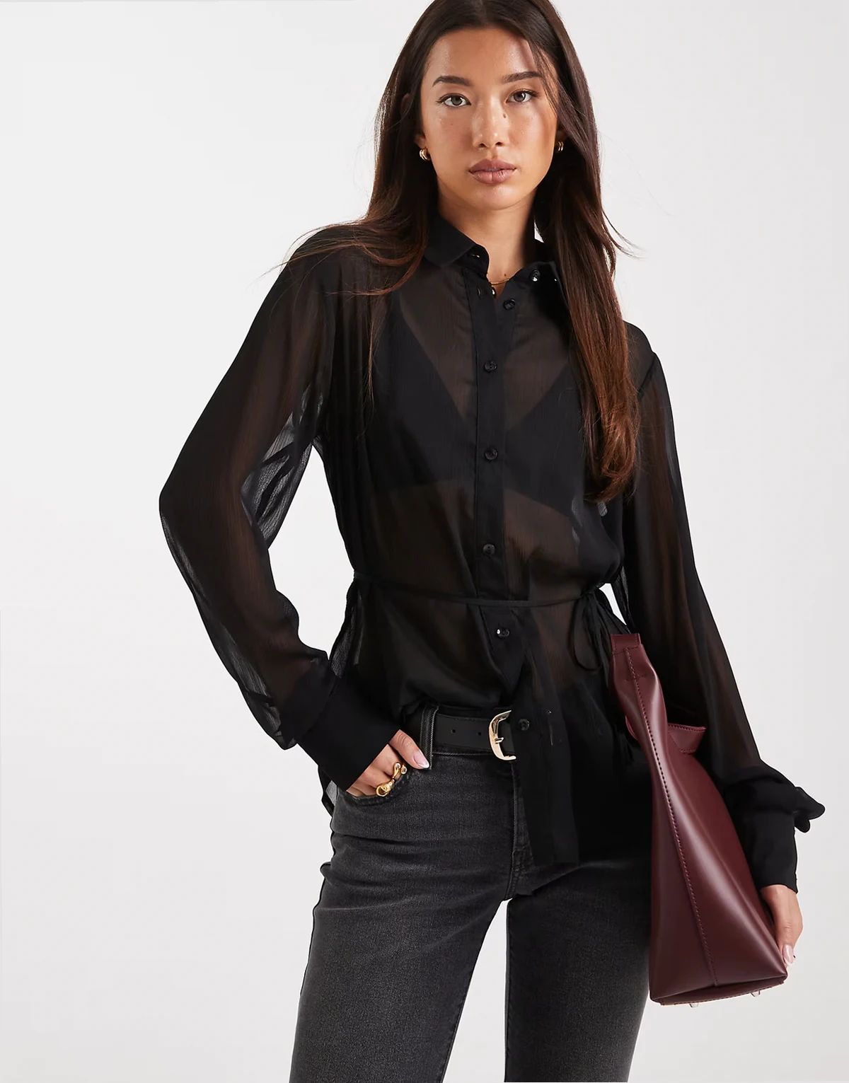 – Taillierte Chiffon-Hemdbluse in Schwarz mit Knitterstruktur