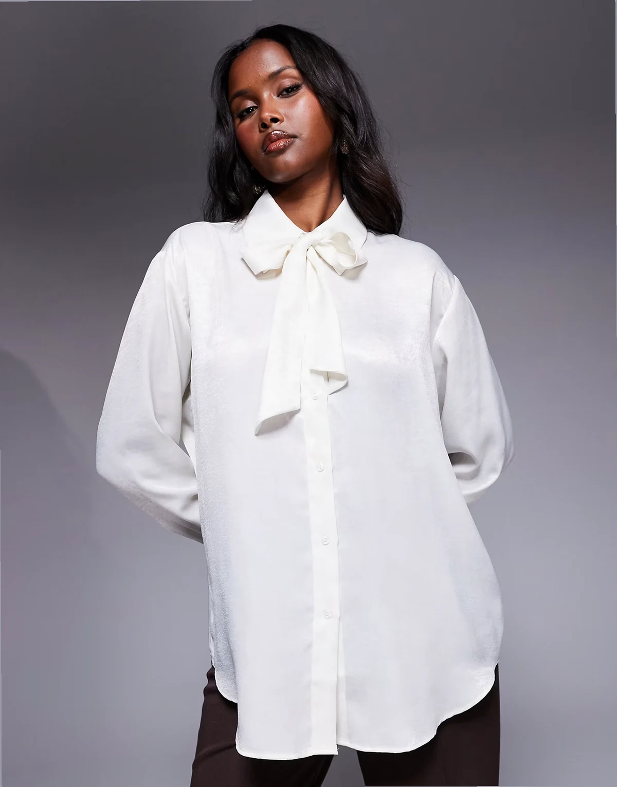 – Hemd in Creme mit Satin-Schal-Detail