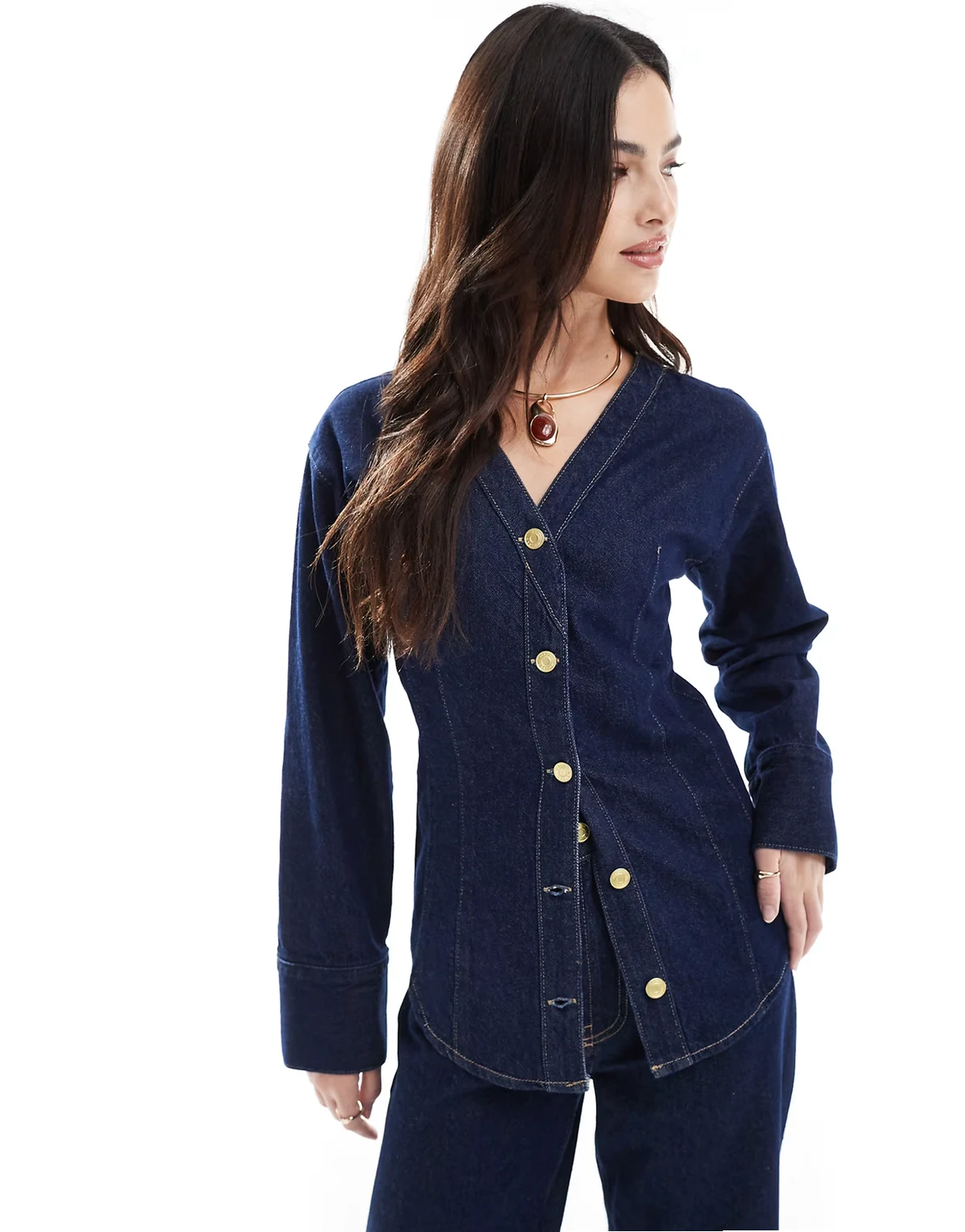 – Kragenloses Jeanshemd in Rinse Wash mit V-Ausschnitt, Kombiteil
