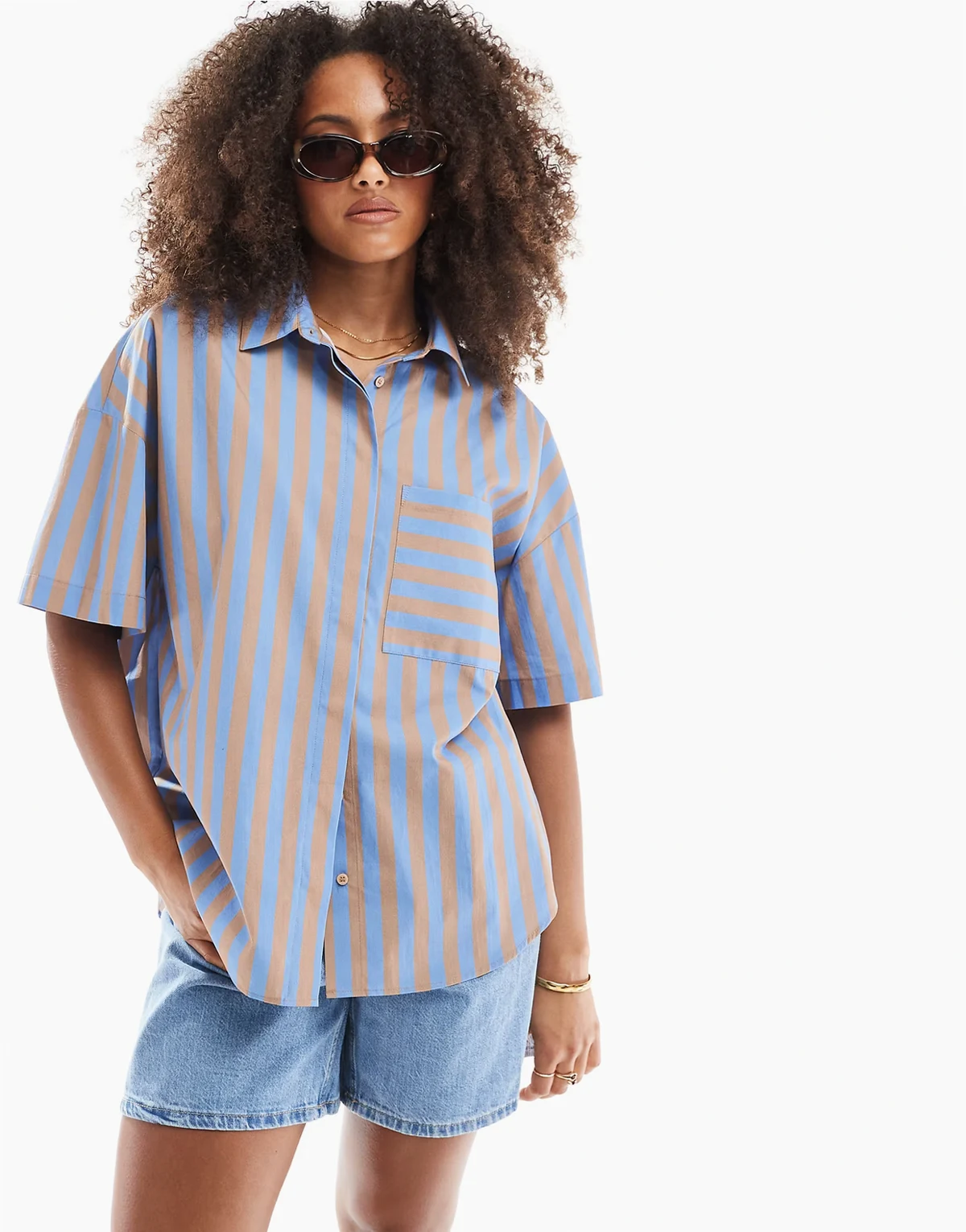 – Kurzärmlige, gestreifte Oversize-Hemdbluse in Blau und Braun