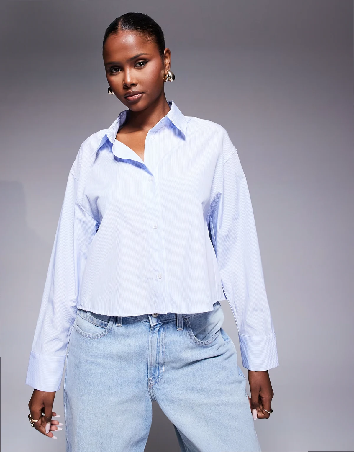 – Gestreifte Cropped Hemdbluse mit Faltendetails am Rücken