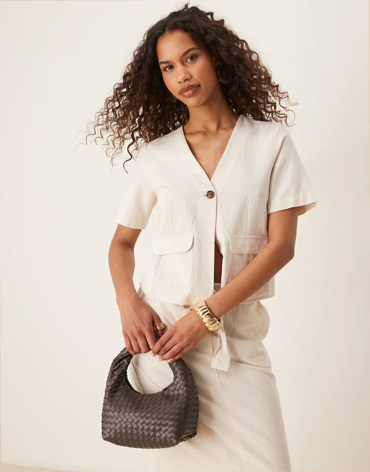 – Kremowy melanżowy top z krótkimi rękawami i guzikiem z przodu z materiału z dodatkiem lnu, część zestawu