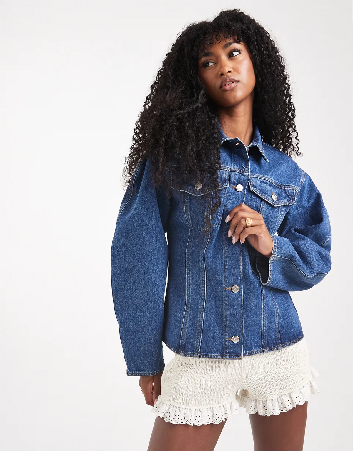 – Niebieska jeansowa koszula o dopasowanym kroju gorsetowym