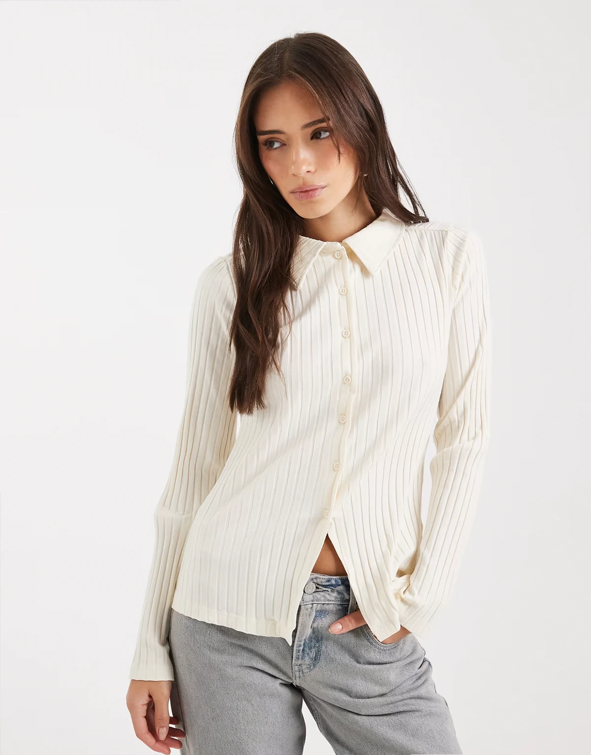 – Prążkowana kremowa koszula z kołnierzem