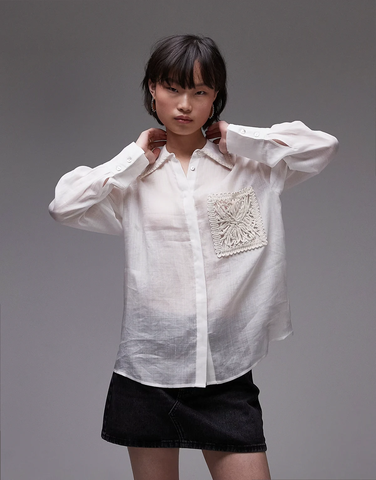 – Oversize-Hemdbluse aus Ramie in Weiß mit gehäkelter Brusttasche