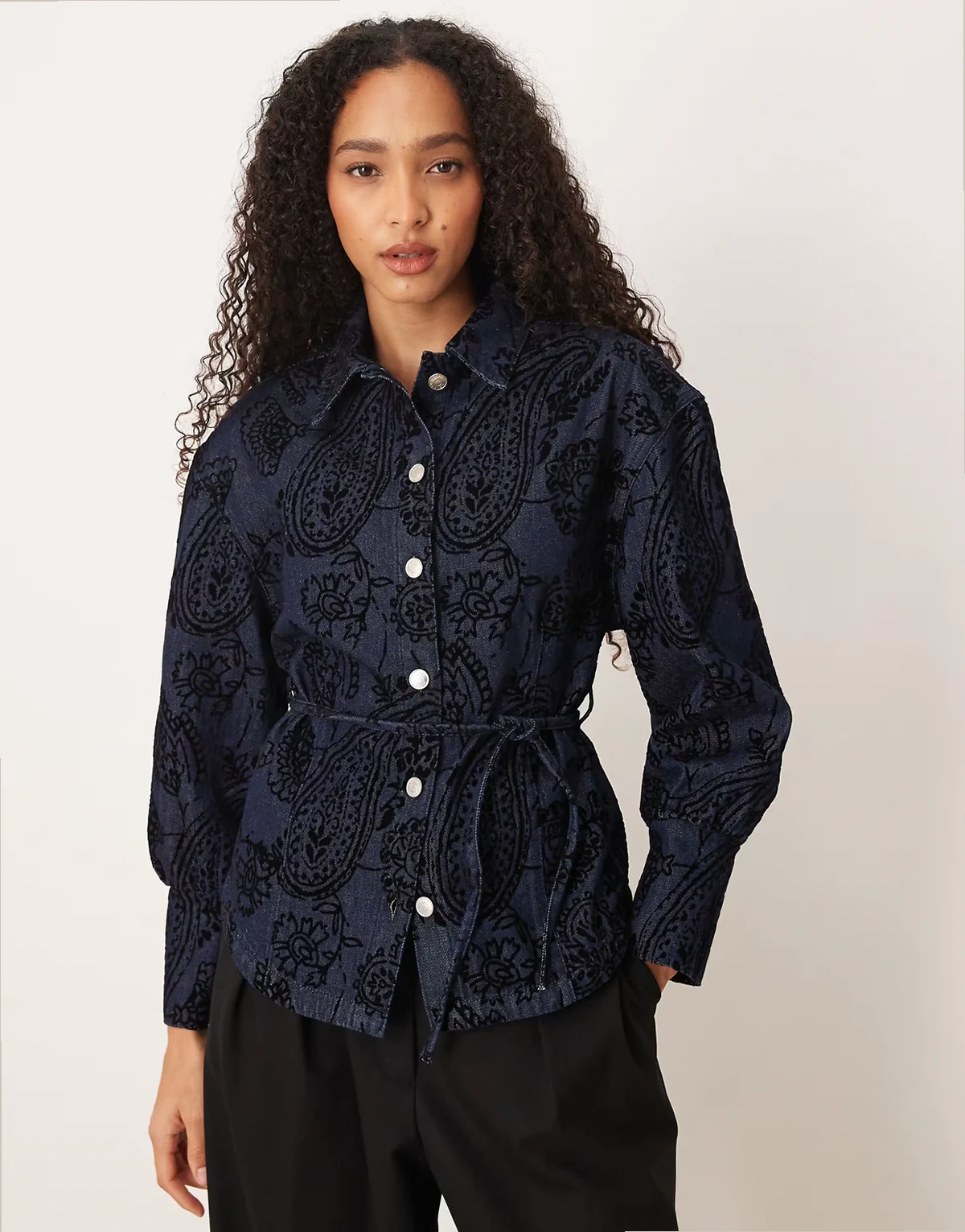 – Jeanshemd in Mittelblau mit Paisley-Flockdruck und betonter Taille