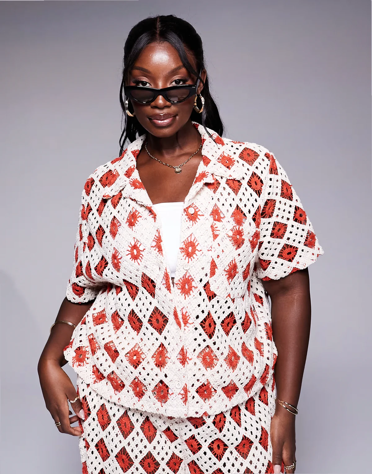 – Szydełkowana koszula plażowa z krótkim rękawem w kremowo-rdzawym kolorze, część zestawu