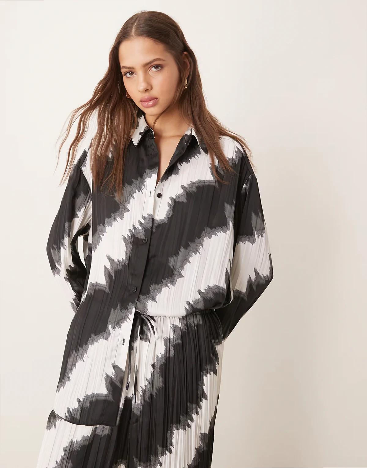 plisse relaxed shirt in mono print - part of a set