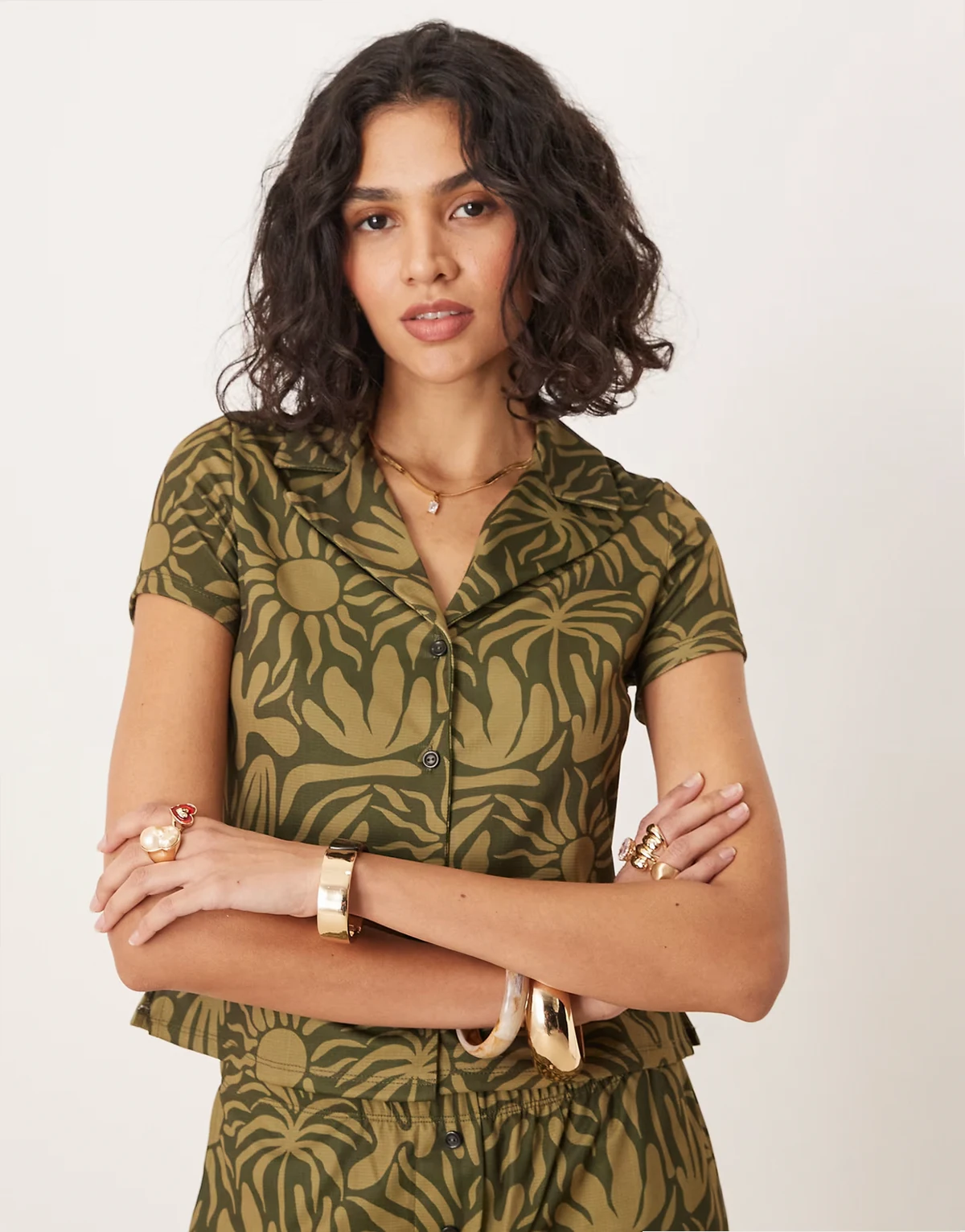 – Knapp geschnittene Hemdbluse in Khaki mit Blumenmuster und Reverskragen, Kombiteil