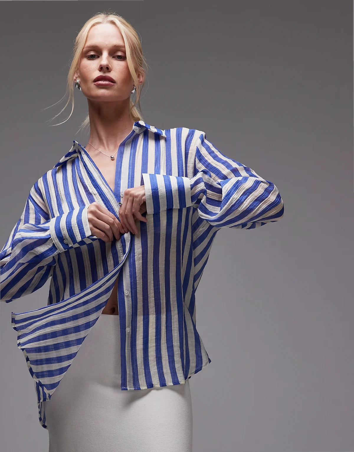 – Leichte, gestreifte Hemdbluse in Blau und Weiß