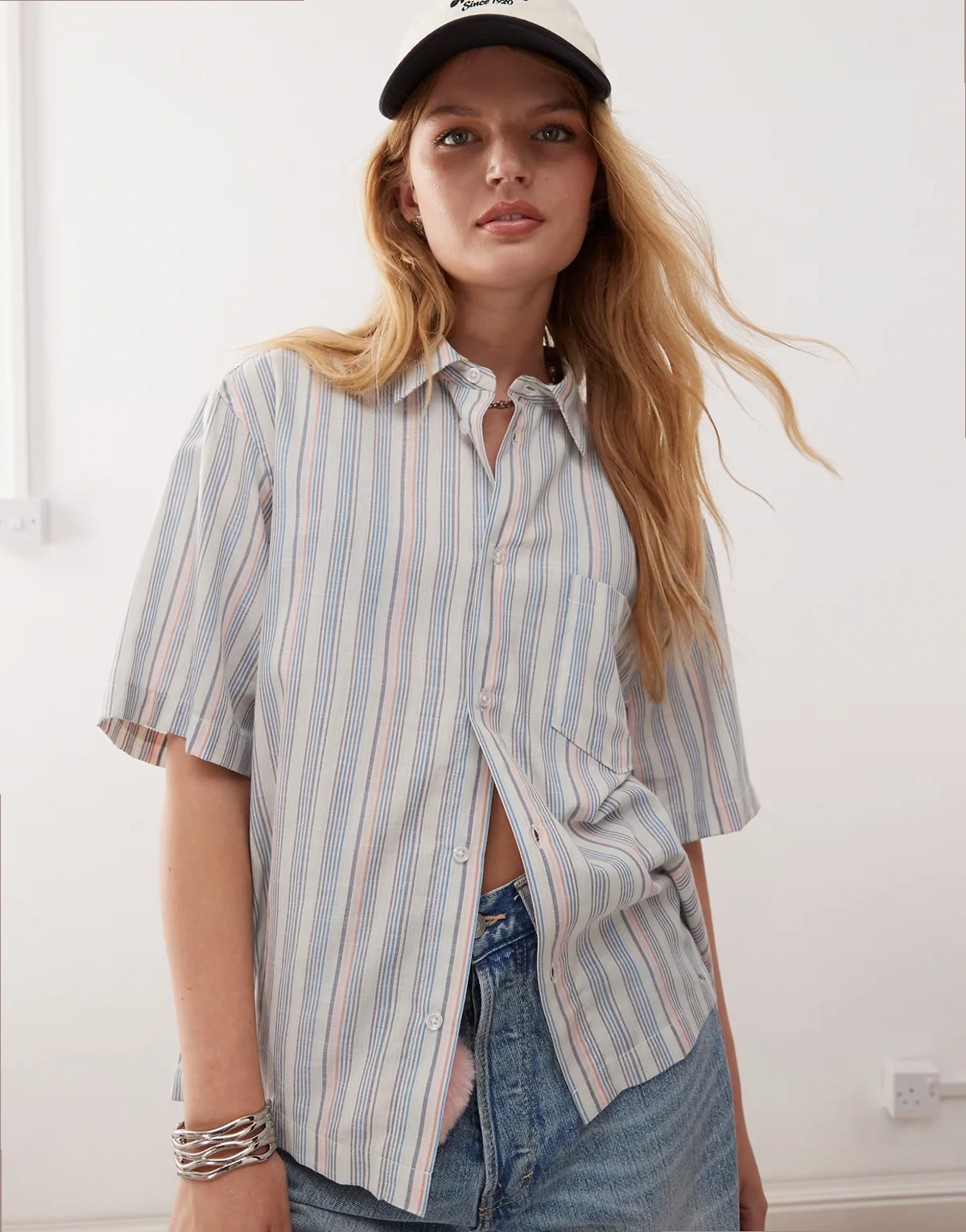 – Koszula o pudełkowym kroju i lnianym wyglądzie w kolorowe paski