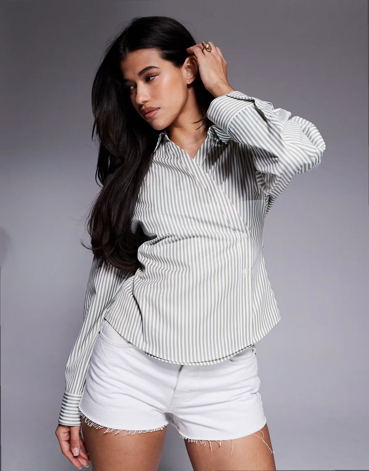 – Wickelhemdbluse mit Cocoon-Ärmeln und grünen Streifen