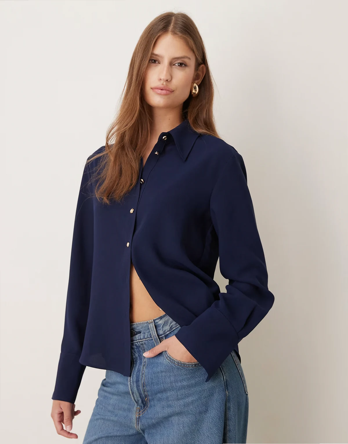 – Hemd in Marineblau mit goldfarbenen Knöpfen