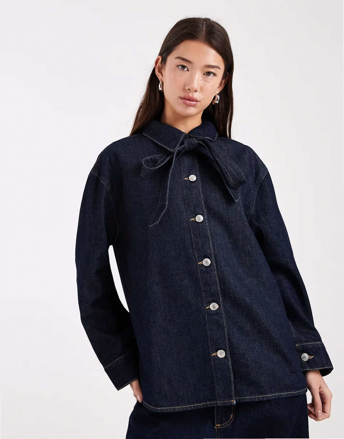 – Jeanshemd mit Schleife am Kragen in Rinse-Waschung