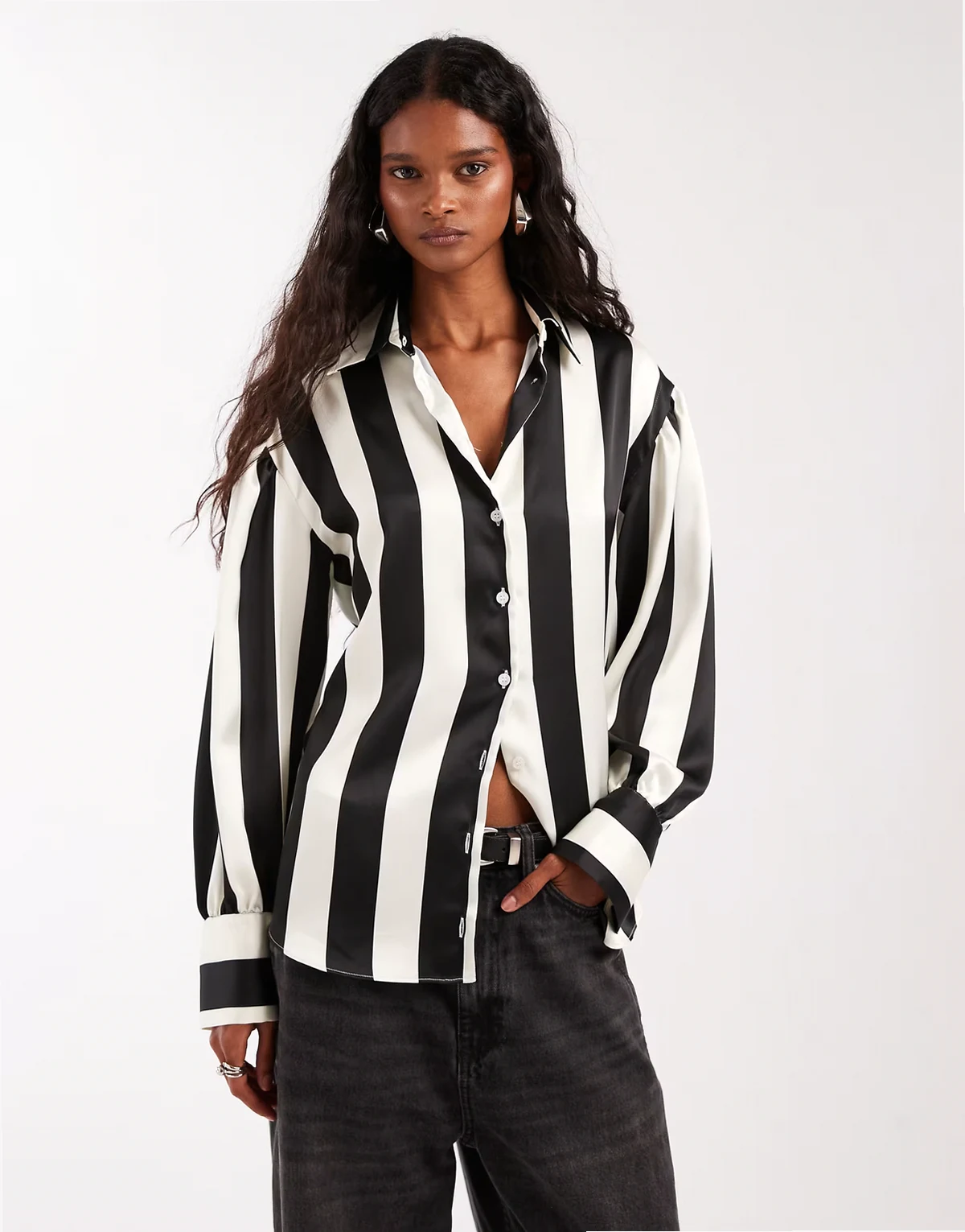 – Schwarz gestreifte Oversize-Hemdbluse aus Satin