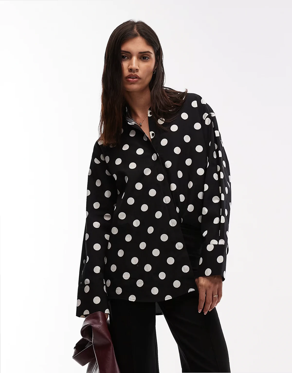 – Plissierte Oversize-Hemdbluse in Schwarz mit Punktemuster