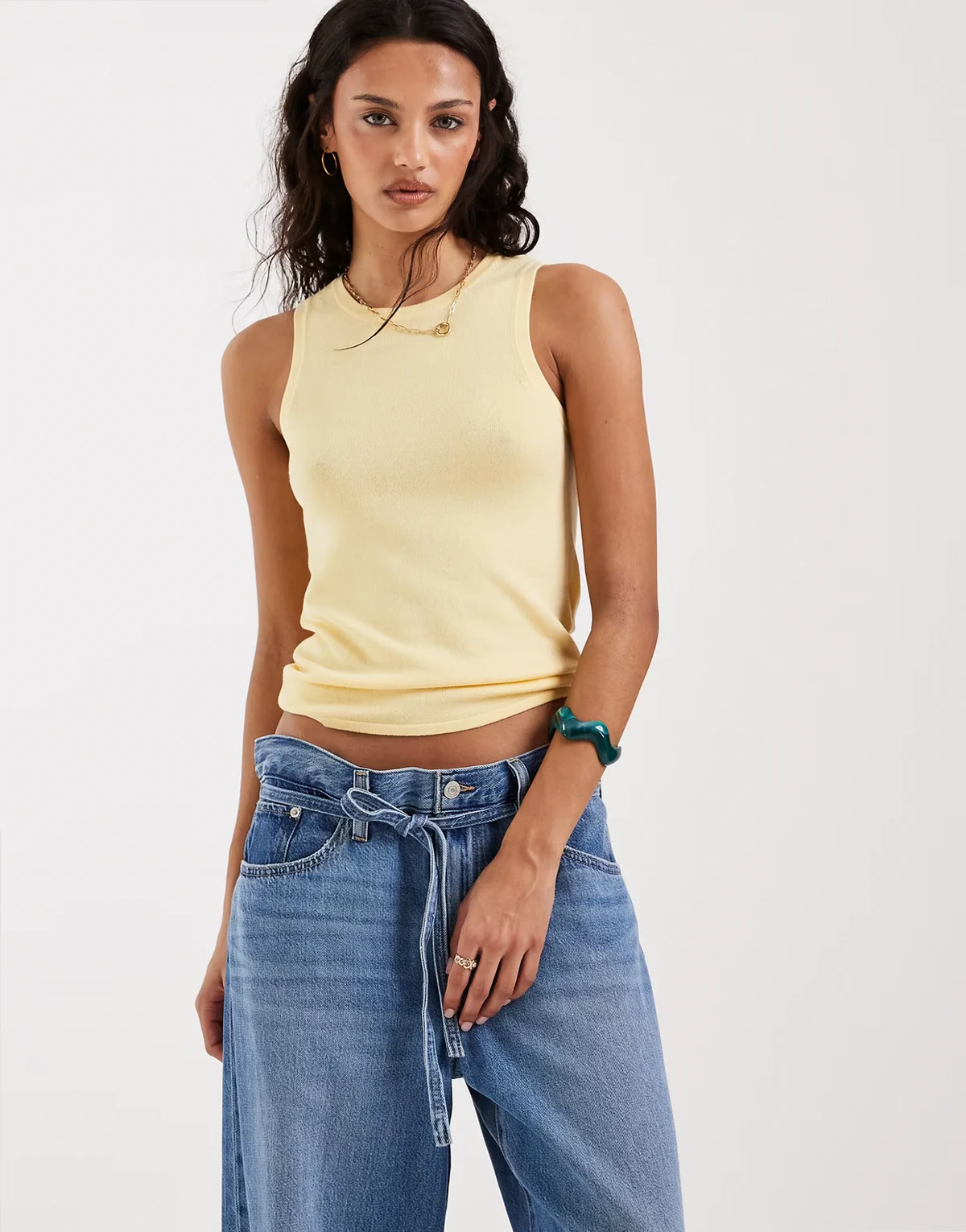 – Żółty dzianinowy podkoszulek