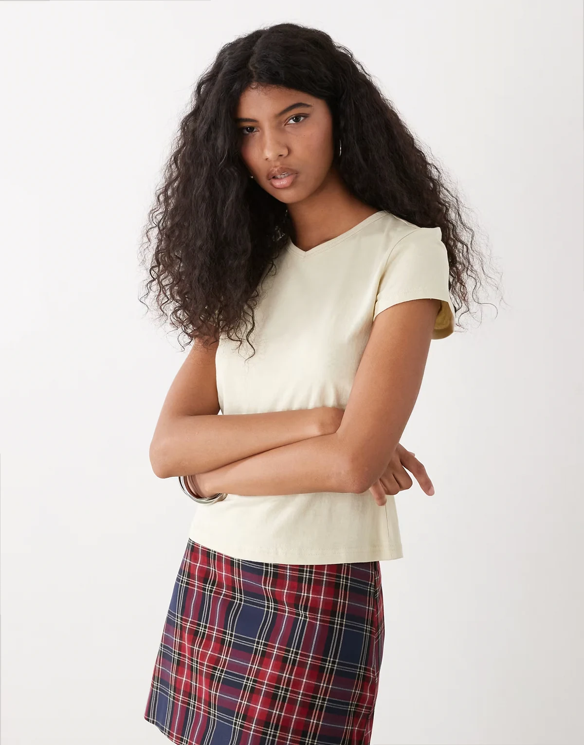 – Fleur – Schmal geschnittenes T-Shirt in Buttergelb mit V-Ausschnitt