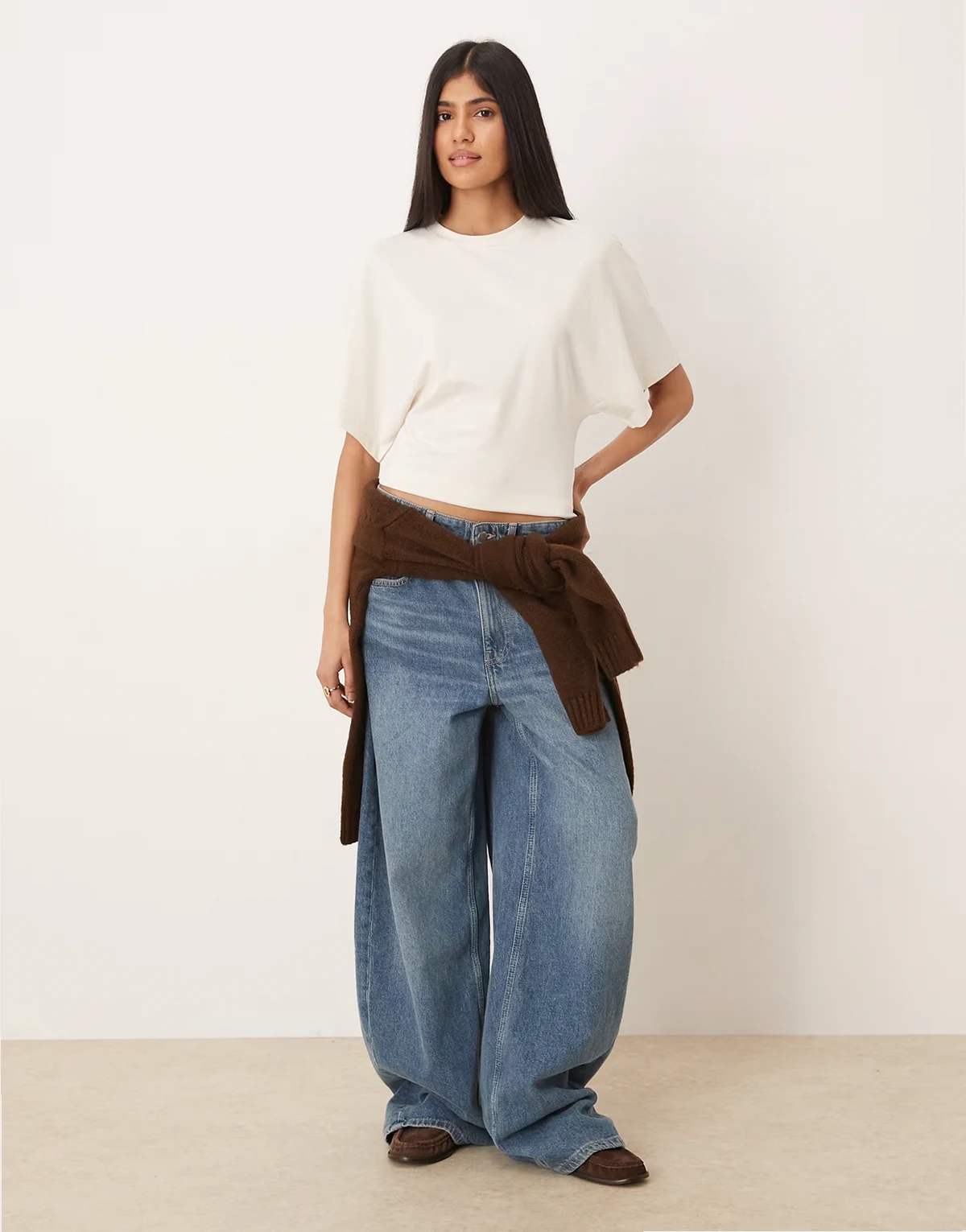 – Biały taliowany top z krótkimi rękawami