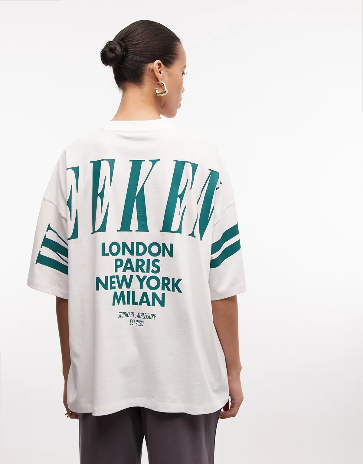 Weekend Collective – Oversize-T-Shirt in Cremeweiß mit Stapel-Logo auf dem Rücken