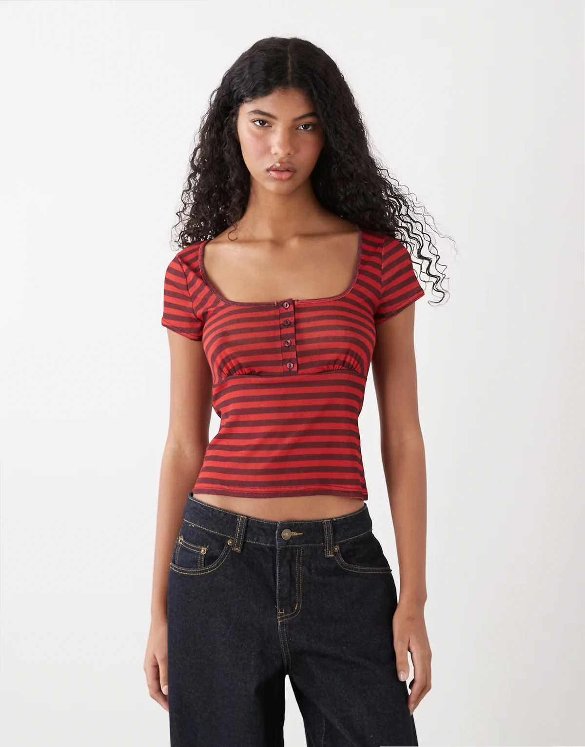 – Top w stylu babydoll z dekoltem typu henley w czerwono-czarne paski