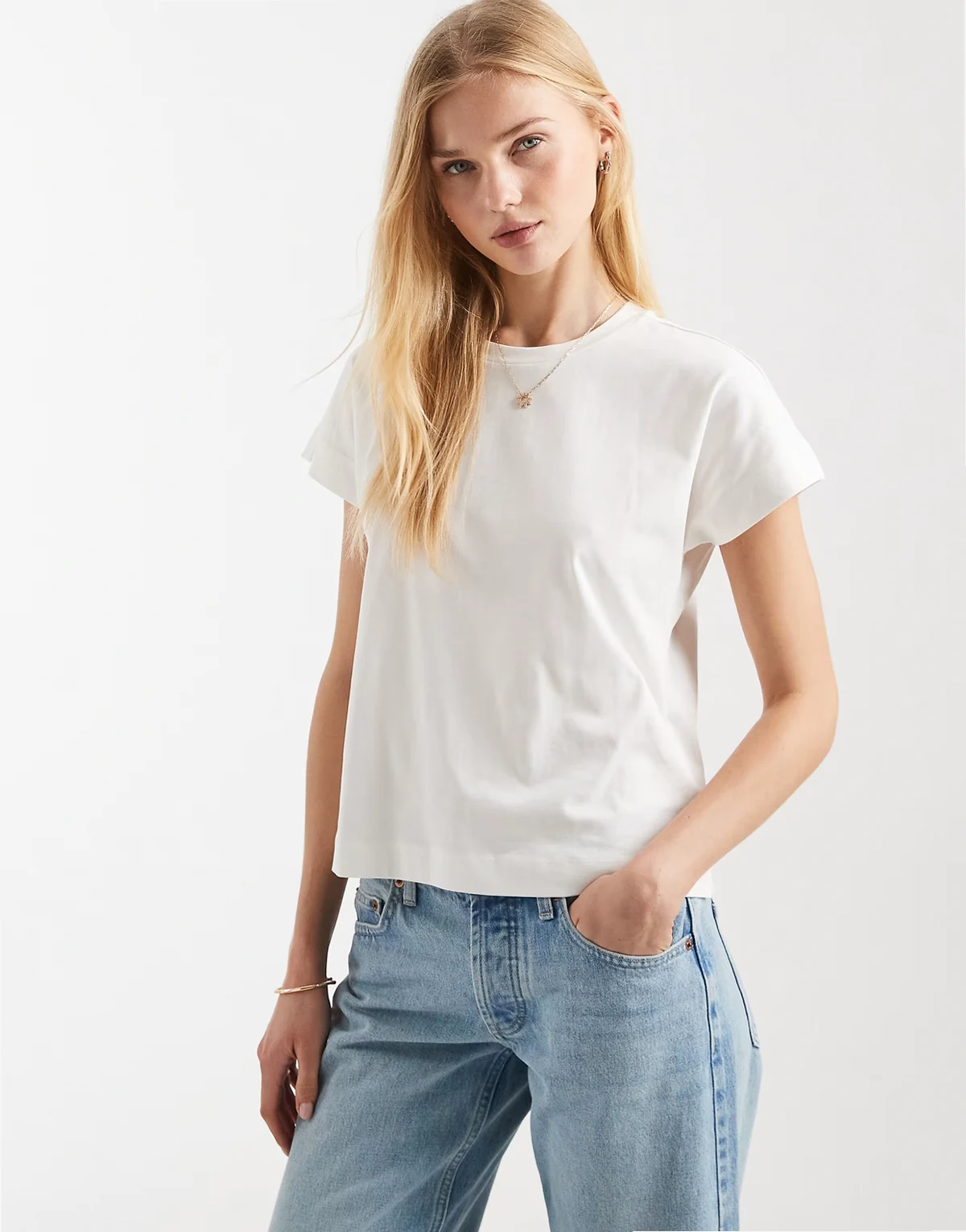– Biały T-shirt z krótkimi rękawkami