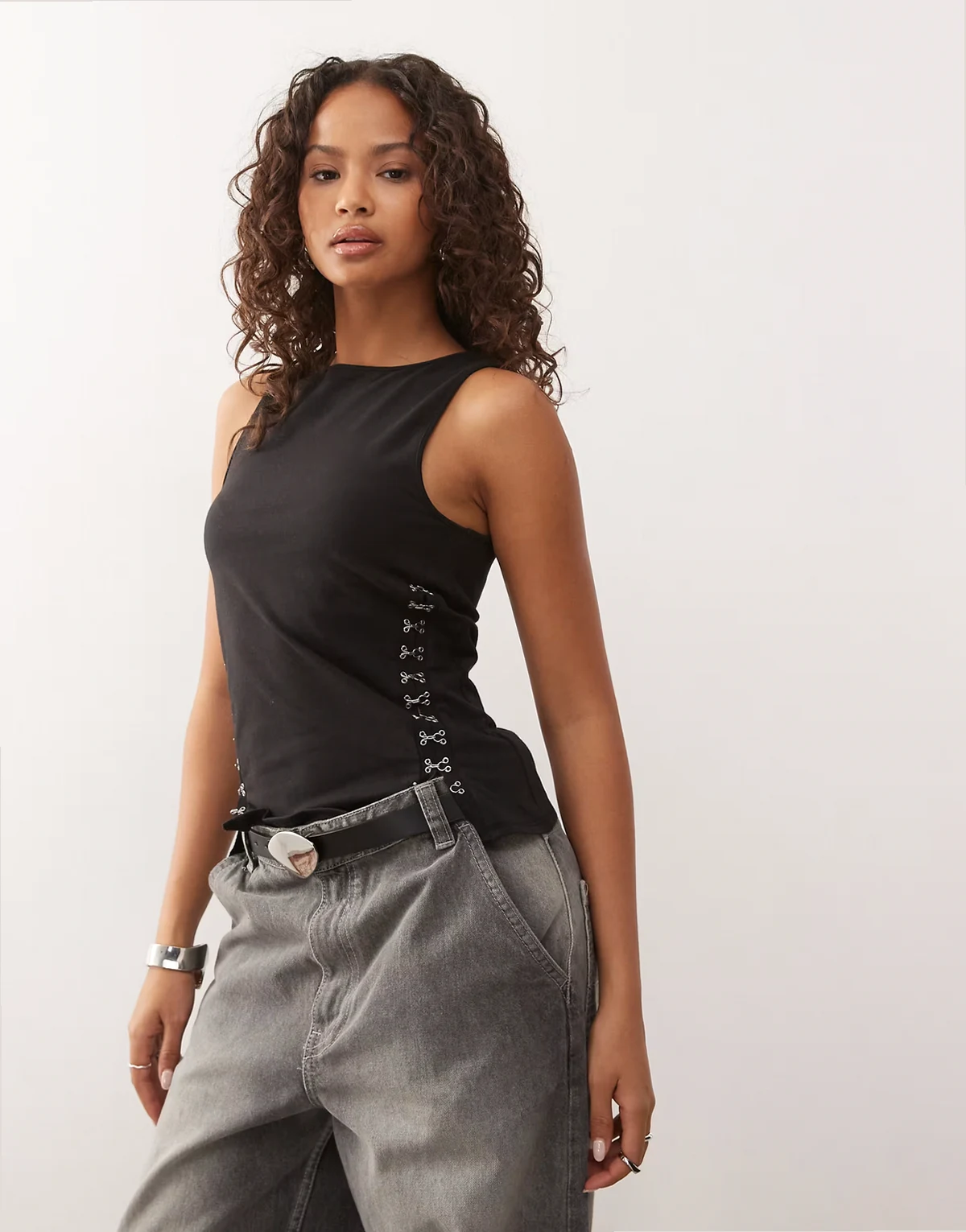 – Schwarzes Tanktop mit Haken- und Ösendetail