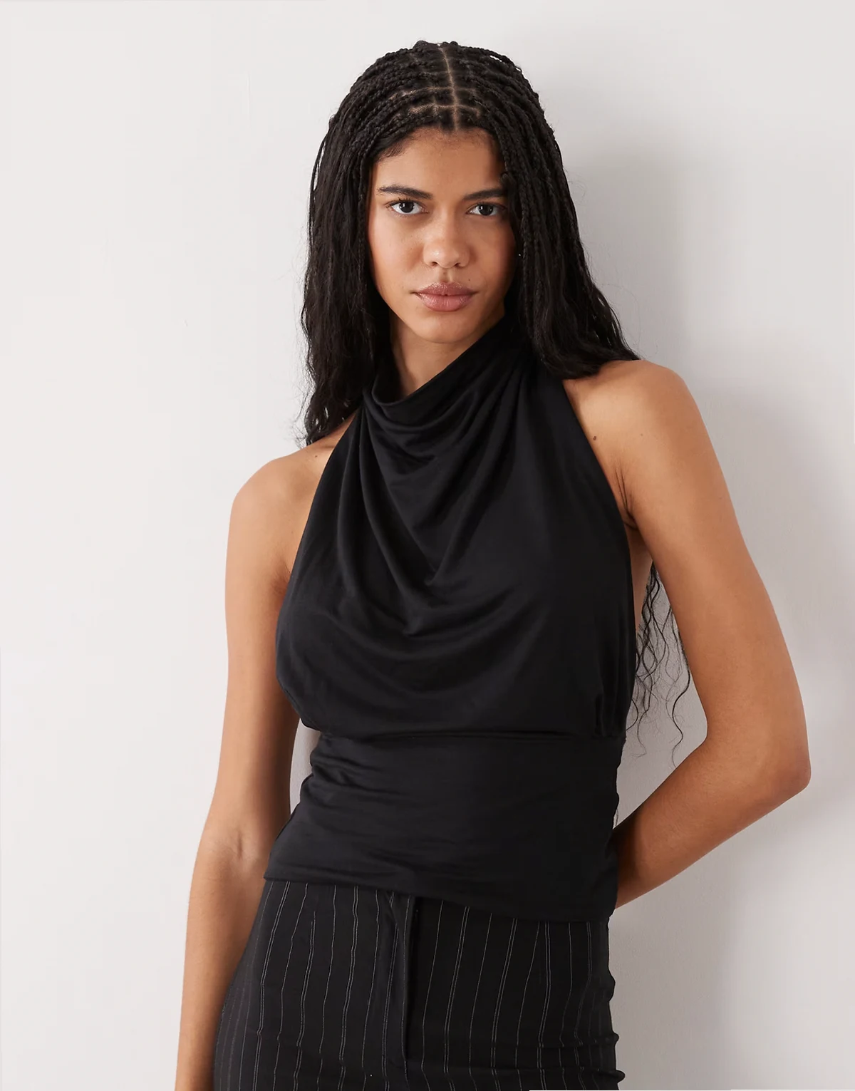 – Neckholder-Oberteil in Schwarz mit geraffter Taille