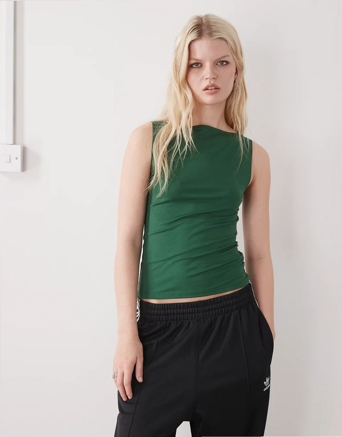 – Annie – Weiches, ärmelloses Wickeloberteil in Dunkelgrün mit U-Boot-Ausschnitt, exklusiv bei ASOS