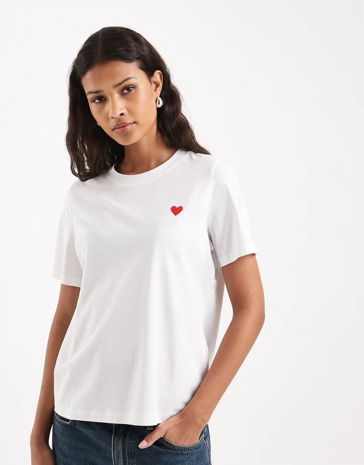 – Biały T-shirt z grafiką z małym sercem