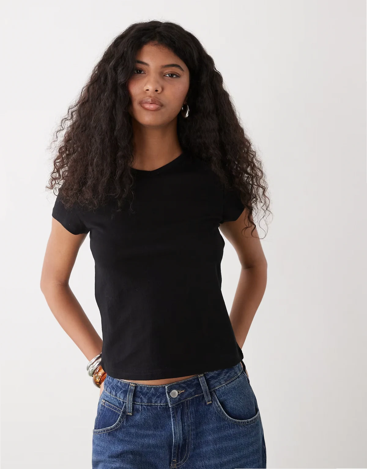 – Fleur – Schmal geschnittenes T-Shirt in Schwarz mit V-Ausschnitt