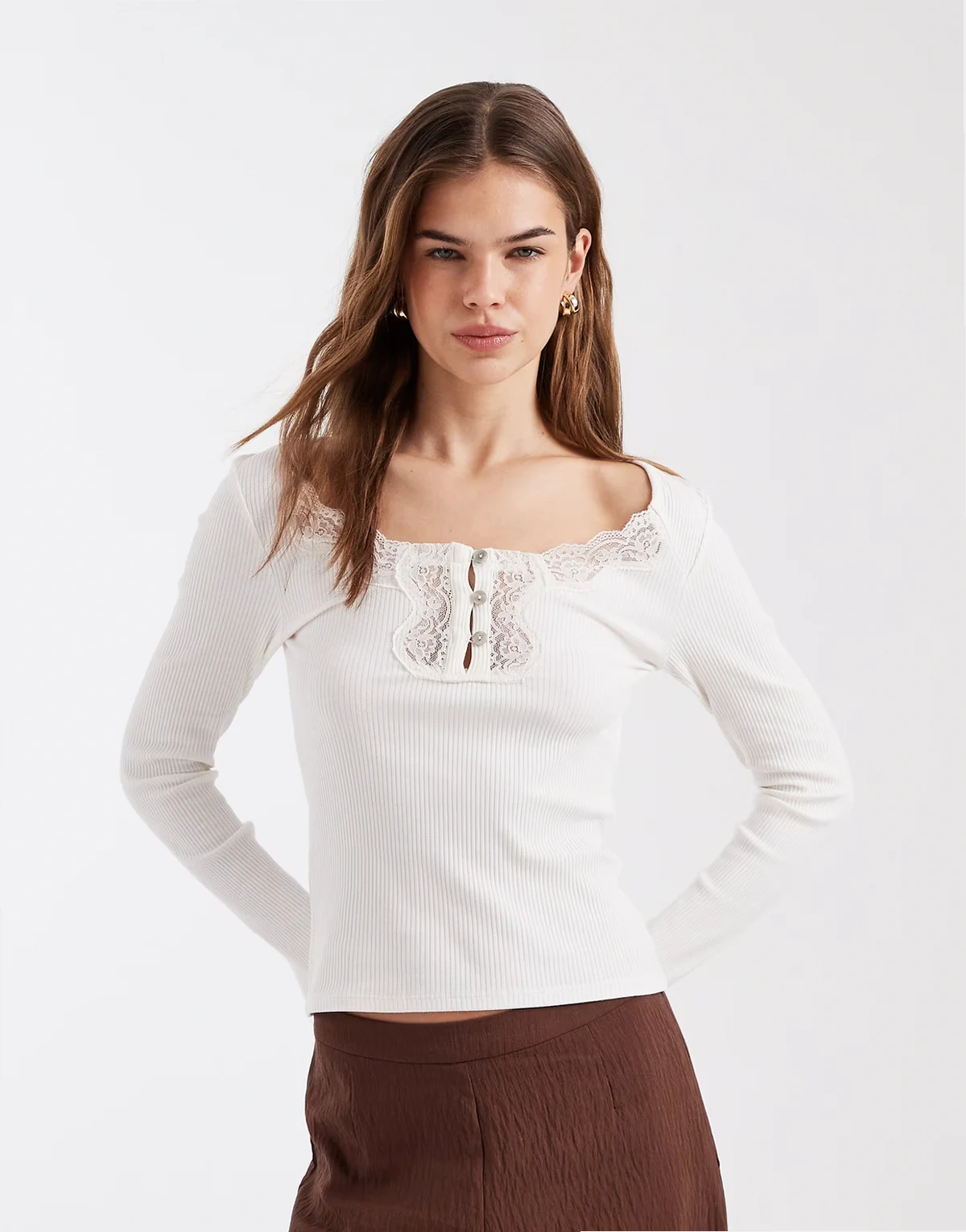 – Kremowy prążkowany top z długimi rękawami i koronkową wstawką