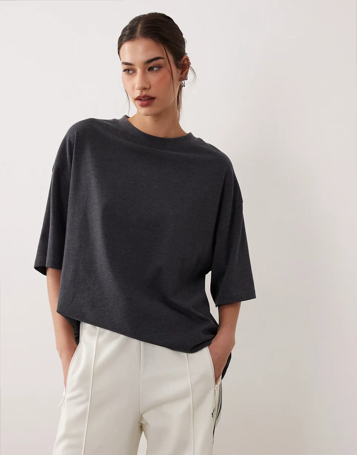 – Grafitowy gruby T-shirt oversize o wydłużonym fasonie