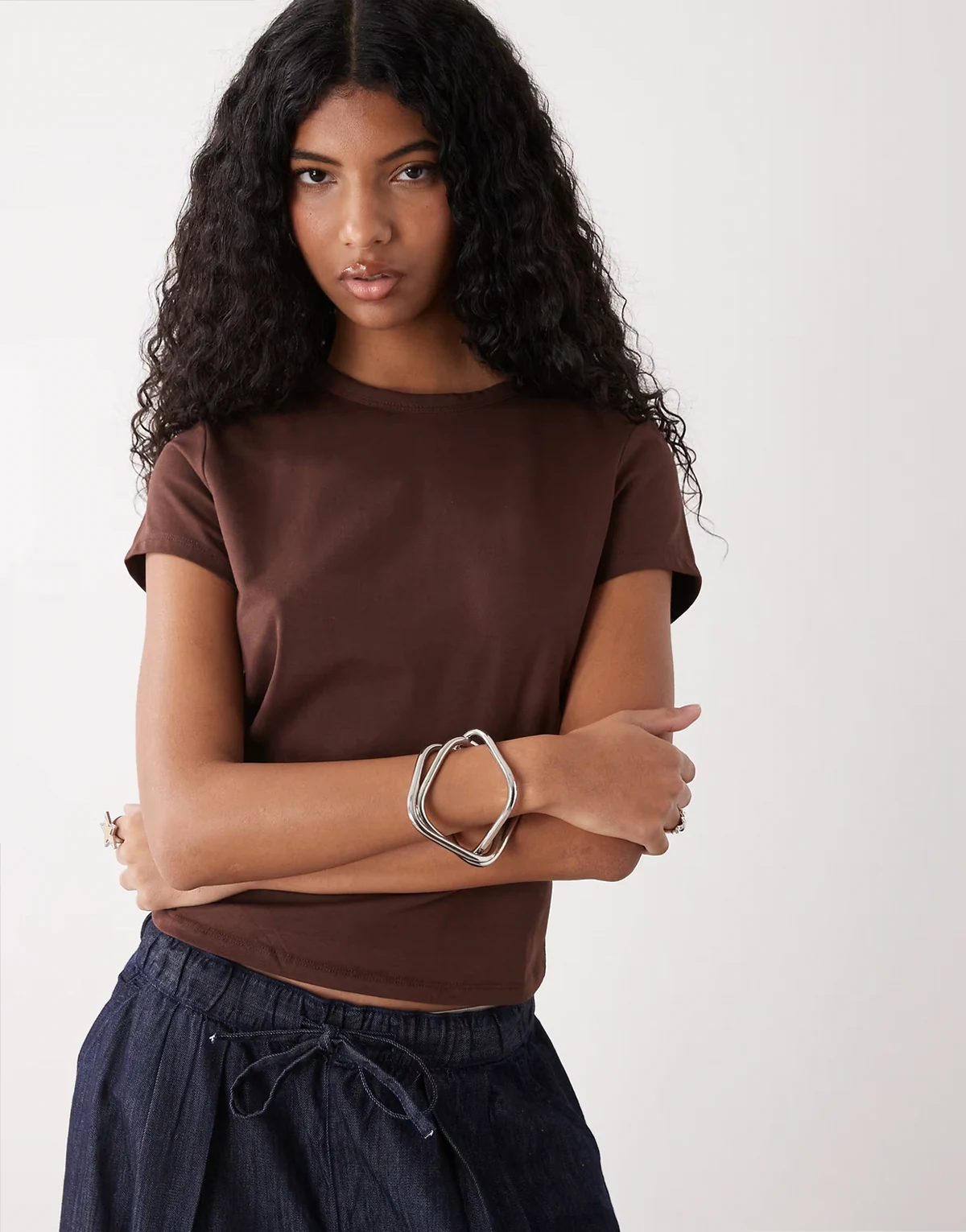 – Czekoladowy dopasowany T-shirt