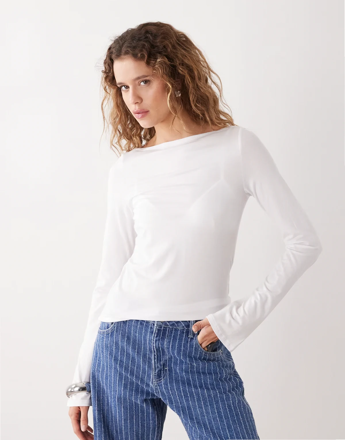 – Annie – Superweiches, langärmliges Oberteil in Weiß mit U-Boot-Ausschnitt, exklusiv bei ASOS