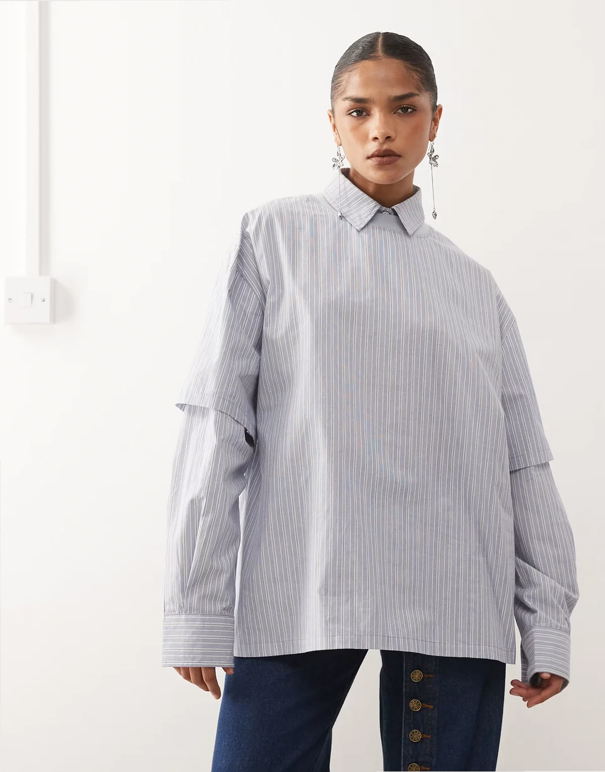 – T-shirt oversize 2 w 1 w niebiesko-białe paski z koszulą z długimi rękawami pod spodem