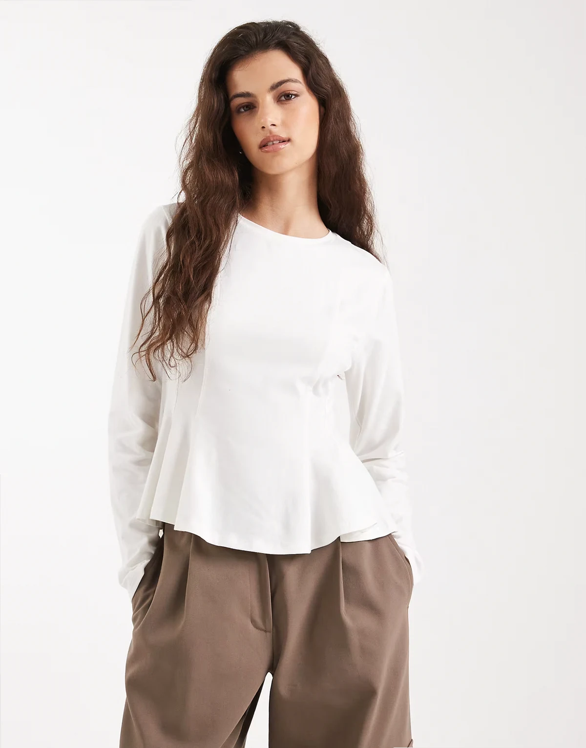 – Biały T-shirt z długimi rękawami i baskinką