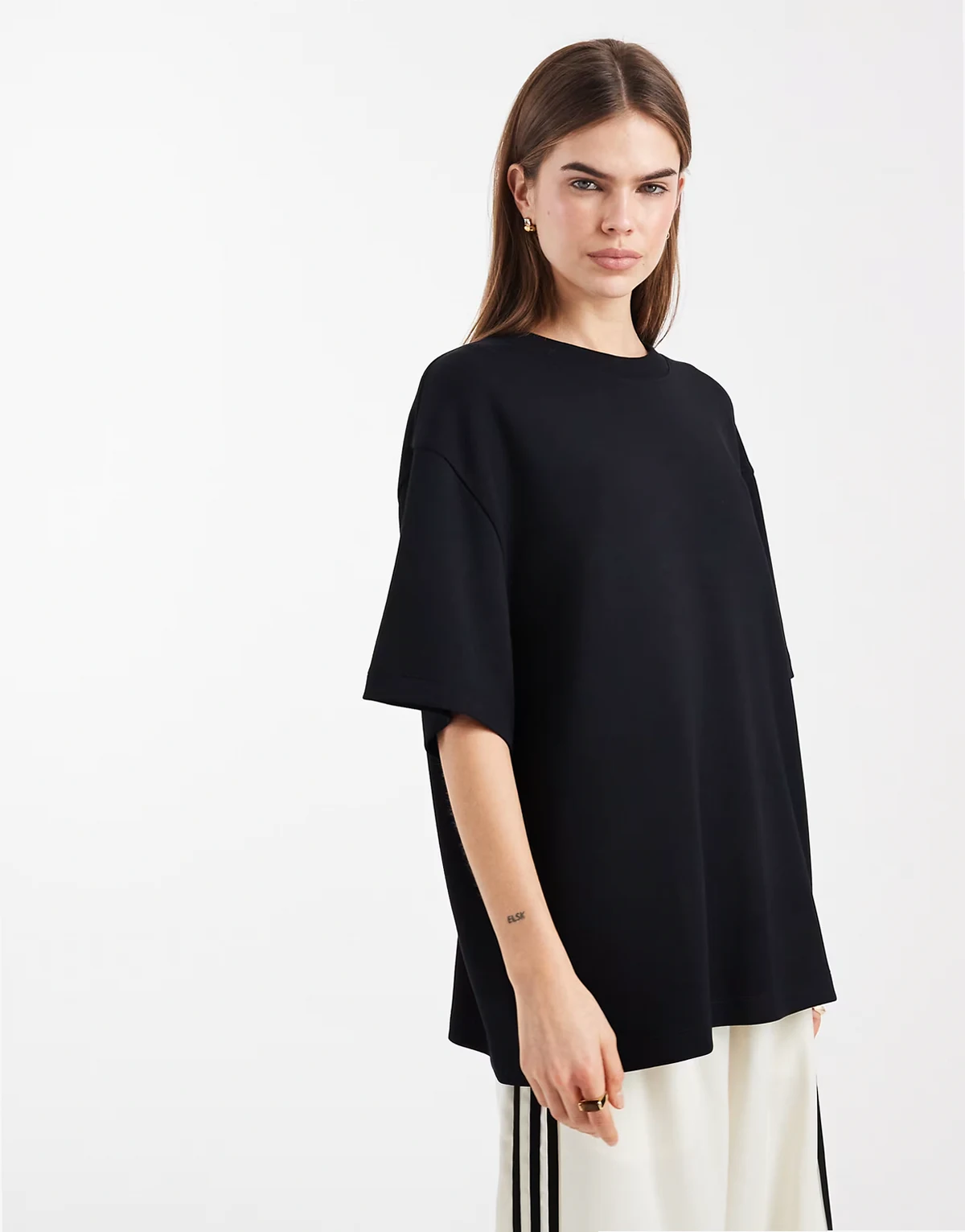 – Czarny T-shirt oversize z miękkiego materiału cupro