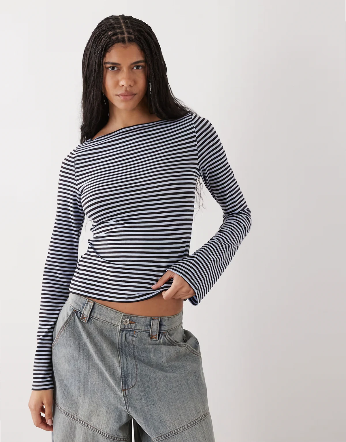 – Annie – Weiches, langärmliges Oberteil in Schokobraun und Hellblau mit U-Boot-Ausschnitt und Streifen, exklusiv bei ASOS